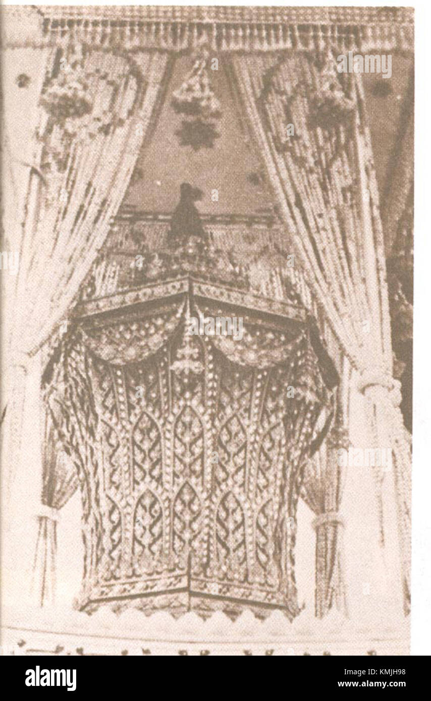 L'urne funéraire en bois de santal du roi Ananda Mahidol (Rama VIII) est un artefact royal de Thaïlande, conçu pour la crémation du roi. L'urne est fabriquée avec des détails complexes en bois de santal, reflétant le respect traditionnel thaïlandais pour les défunts et les coutumes royales. Banque D'Images
