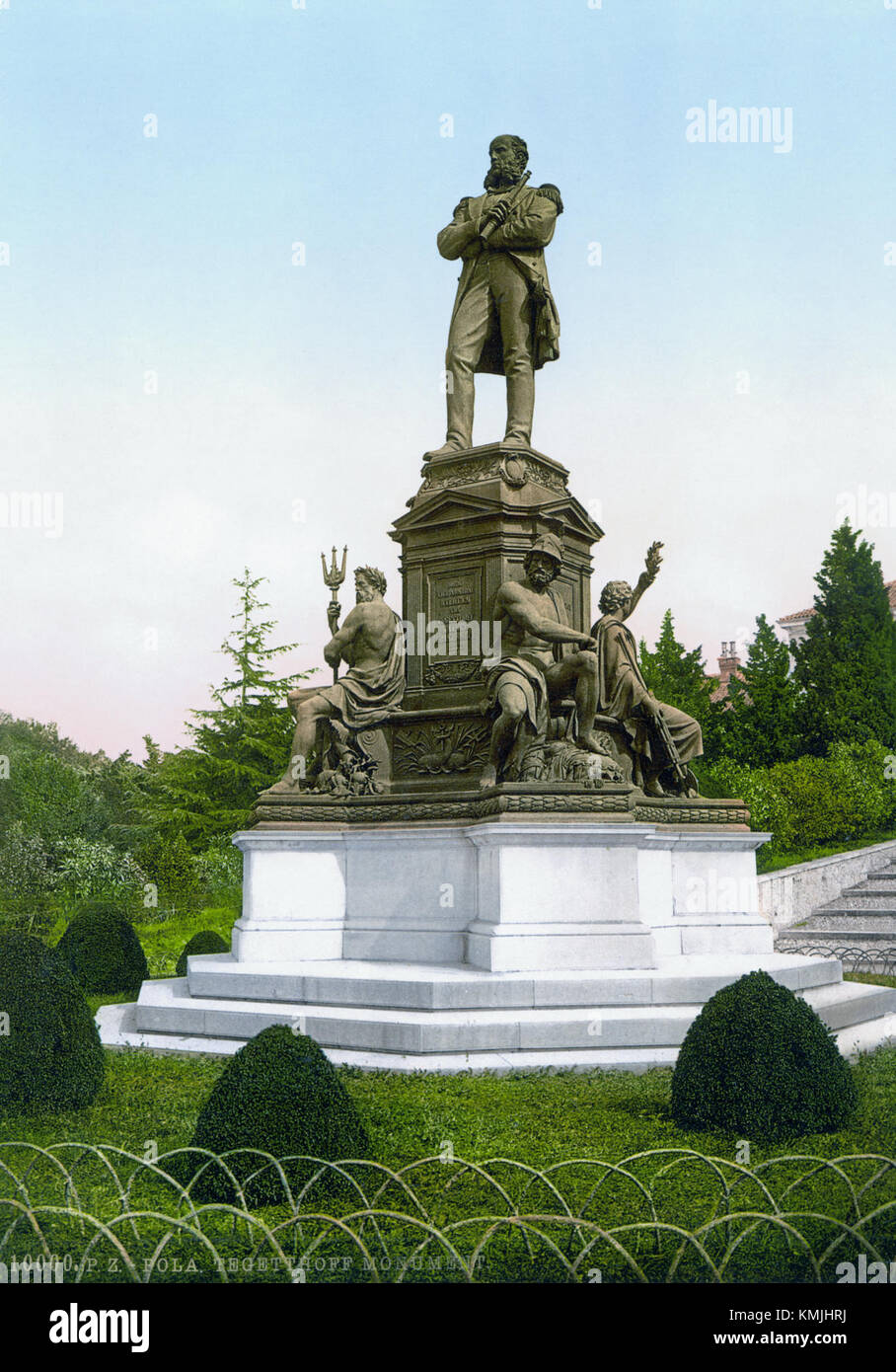 Le monument Pola Tegetthoff, érigé en 1900, commémore une figure historique importante de l'histoire maritime. Il s'agit d'un hommage à l'histoire navale et à l'héritage de Tegetthoff. Banque D'Images