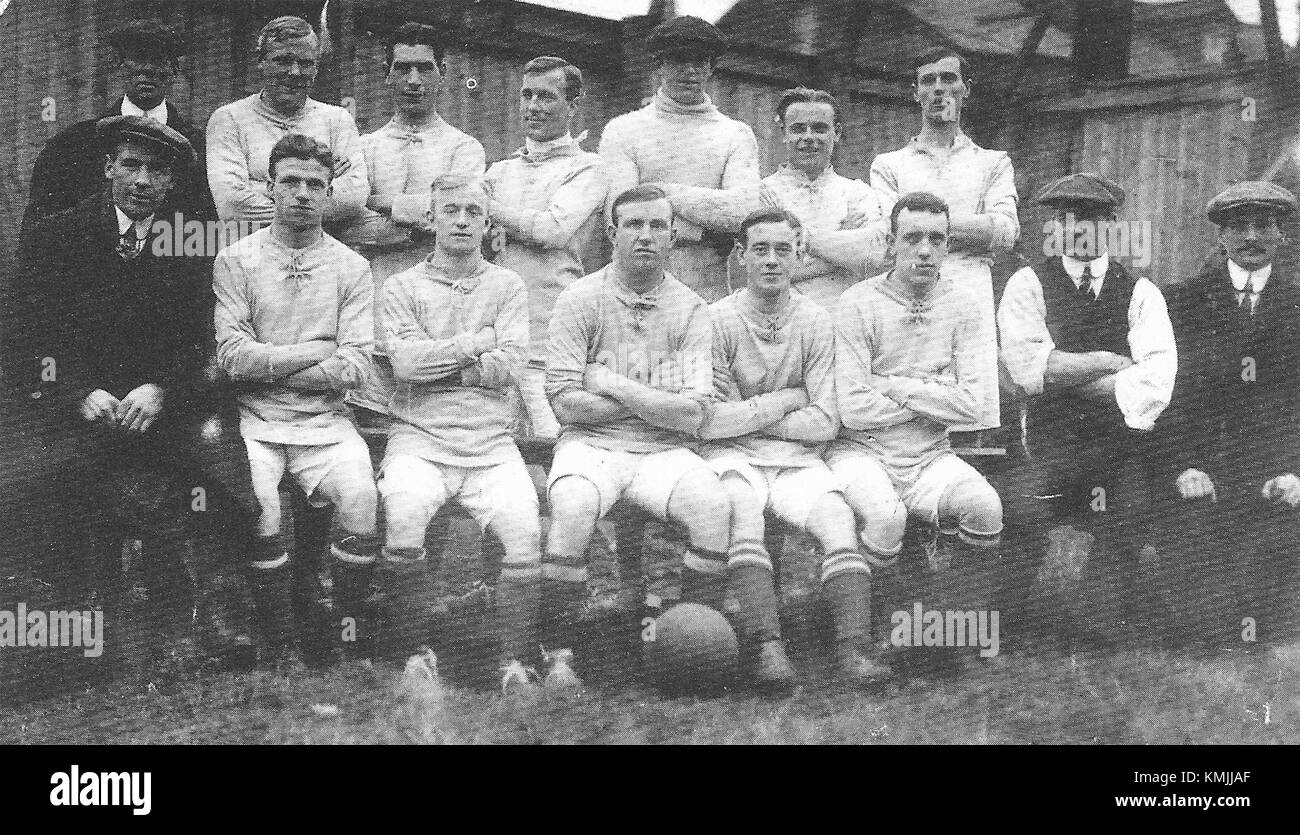 Le Tranmere Rovers Football Club a été fondé en 1884 et est basé à Birkenhead, en Angleterre. Le club est connu pour sa longue histoire dans le football anglais, ayant passé plusieurs années dans la Football League. Cette image montre l'année de formation du club en 1912, reflétant ses premières années et son développement au sein du sport. Banque D'Images