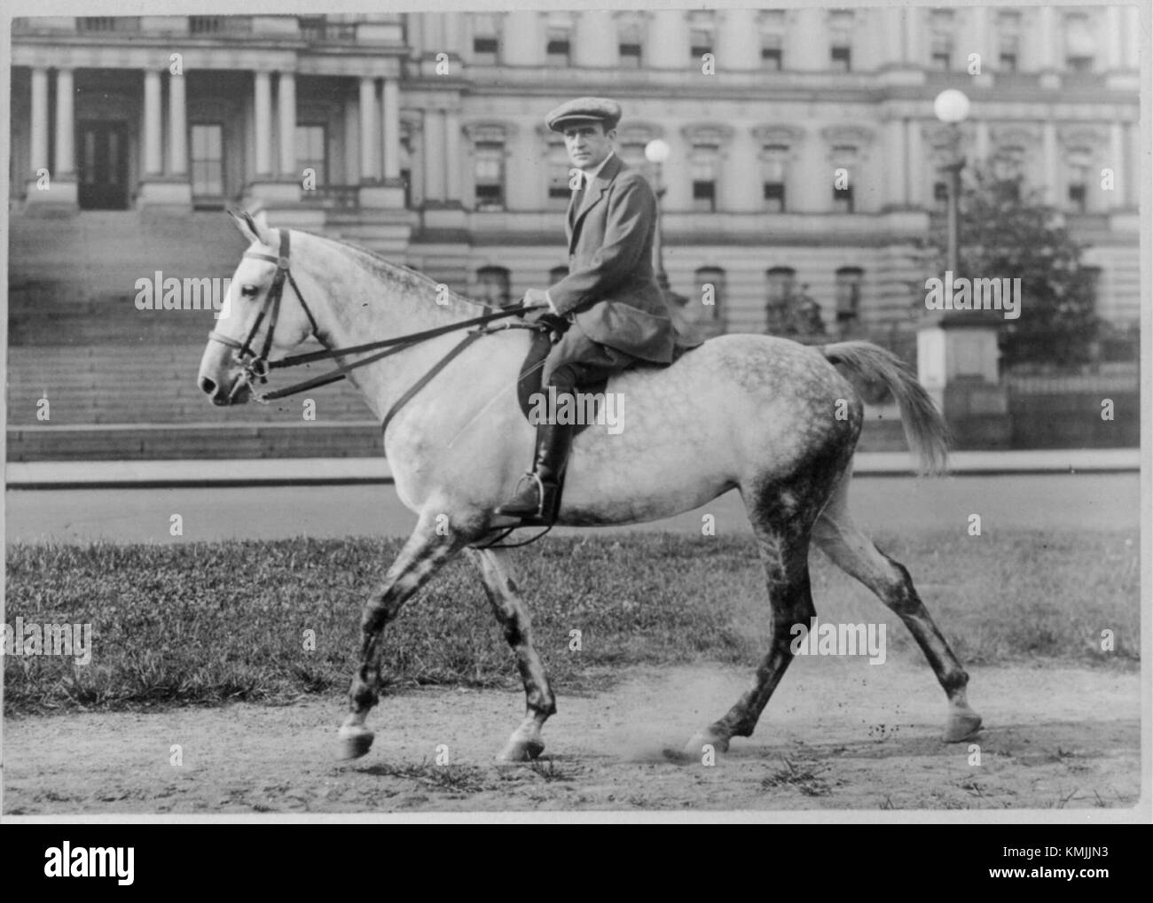 Grayson sur cheval représente une personne, probablement nommée Grayson, à cheval, capturée dans un contexte historique ou culturel, mettant en valeur les traditions équestres. Banque D'Images