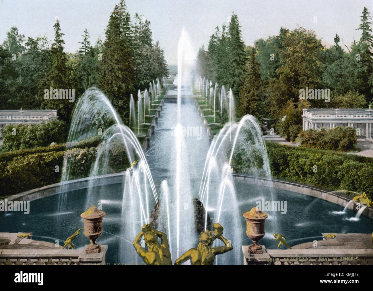 La Grande Cascade et le canal marin de Peterhof, achevés entre 1890 et 1900, sont une caractéristique architecturale monumentale en Russie. Il relie le Grand Palais à la mer Baltique, mettant en valeur la grandeur de l'architecture impériale russe et de l'aménagement paysager. Banque D'Images