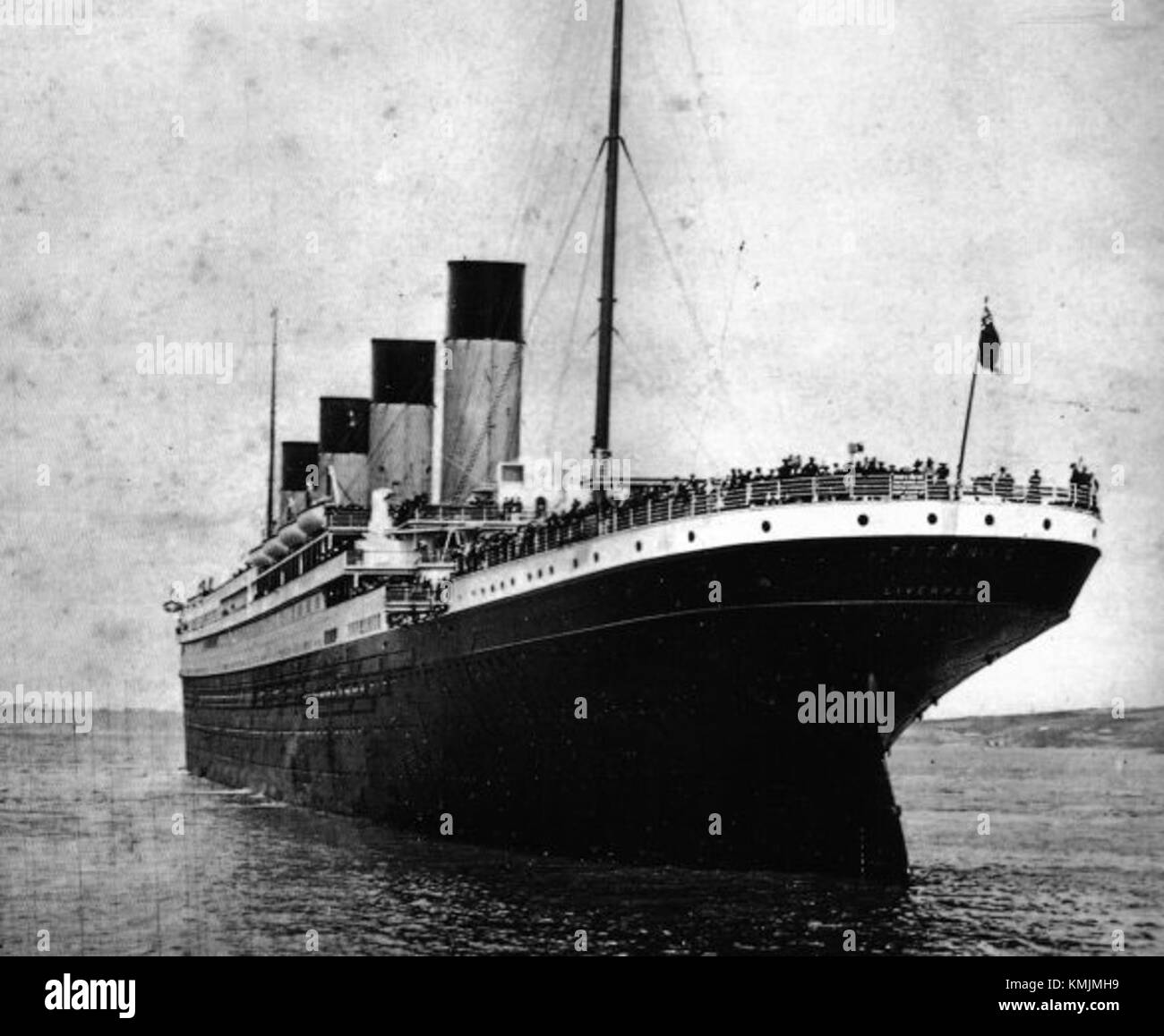 La photographie intitulée « Titanic-Cobh-Harbour » représente le RMS Titanic amarré à Cobh Harbour, en Irlande, avant son voyage inaugural en 1912. Cobh, anciennement connue sous le nom de Queenstown, était la dernière escale du Titanic. Banque D'Images