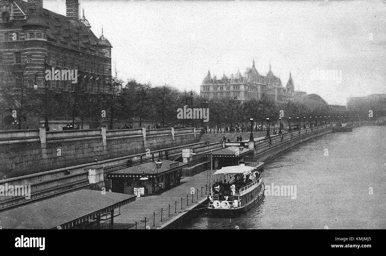Westminster Pier est un site historique situé à Londres, en Angleterre. Il est connu pour son rôle dans le transport et comme lieu pittoresque le long de la Tamise. Banque D'Images