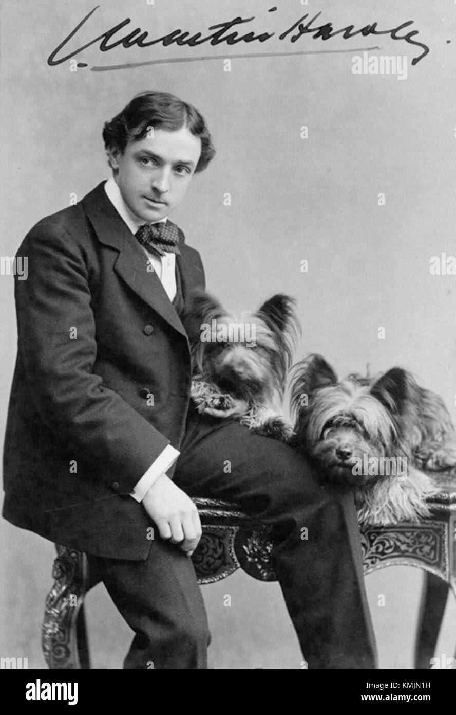 Portrait ou image historique de John Martin-Harvey, acteur anglais renommé du début du XXe siècle, connu pour ses performances théâtrales et ses contributions à la scène. Banque D'Images