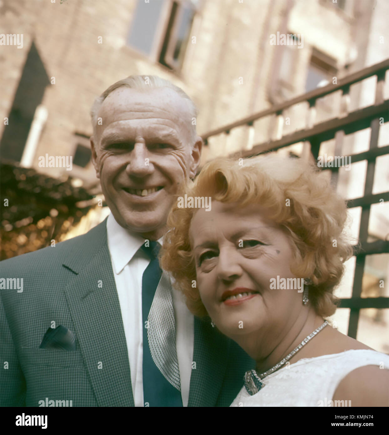 Victor SILVESTER (1900-1978), chef de groupe de danse anglais, avec son ex-danseuse Dorothy à leur domicile à Durueson Mews, Londres, en 1962. Photo: Tony Gale Banque D'Images