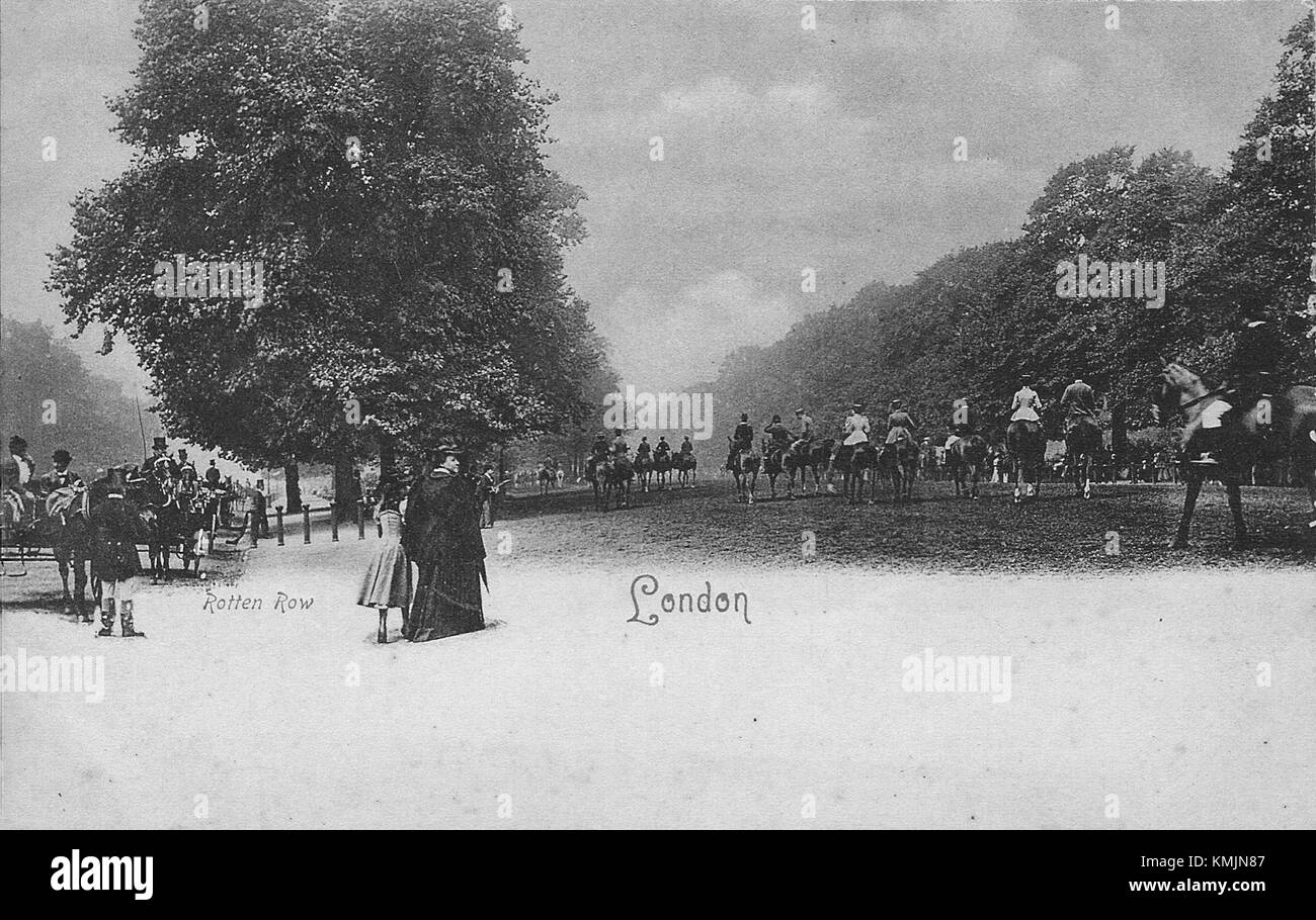 Hyde Park est l'un des parcs les plus grands et les plus célèbres de Londres, en Angleterre. Il est connu pour ses vastes espaces verts, ses aires de loisirs et son importance culturelle. Le parc est utilisé pour diverses activités de plein air et est une attraction touristique populaire. Banque D'Images