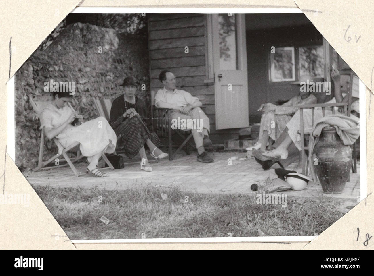 Un rassemblement à Monk's House, la maison de Virginia Woolf, mettant en vedette des personnalités telles qu'Angelica Garnett, Vanessa Bell, Clive Bell, John Maynard Keynes et Lydia Lopokova. Cette image capture un moment important de l'histoire du Bloomsbury Group. Banque D'Images