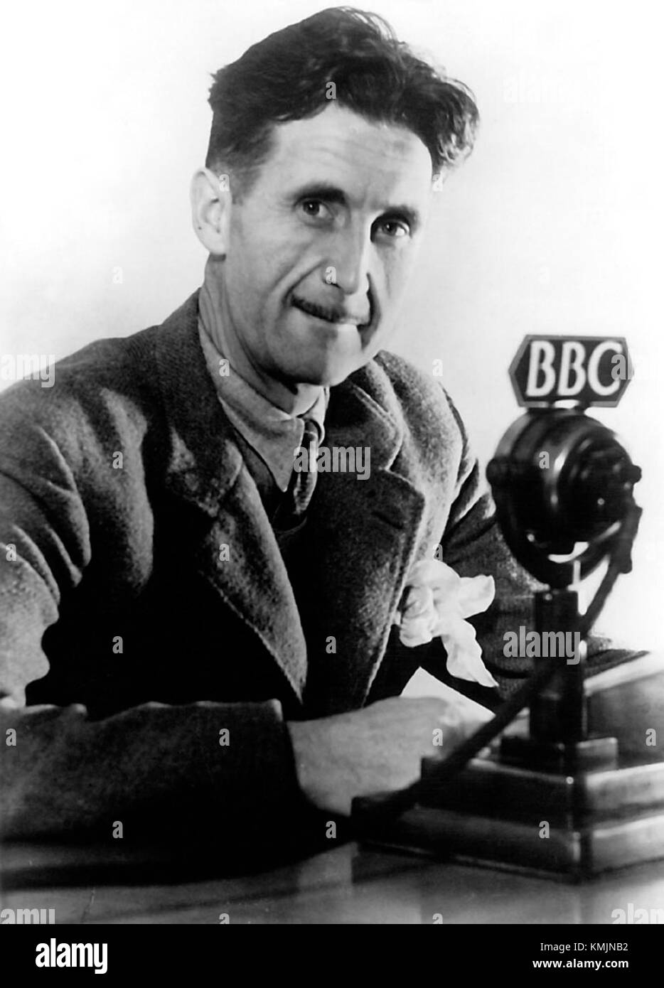 Une émission de la BBC mettant en vedette George Orwell, le célèbre écrivain et journaliste anglais, connu pour ses œuvres percutantes telles que '1984' et 'animal Farm', discutant de son point de vue sur la politique et la société. Banque D'Images