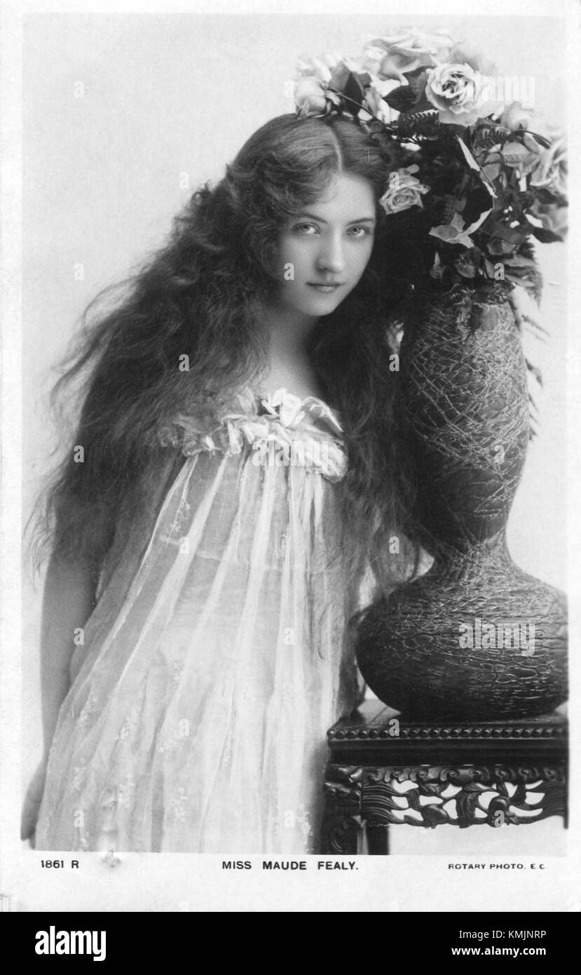 Portrait ou photographie de Mlle Maude Fealy, figure possiblement liée au mouvement Rotary en 1861. Connue pour son implication dans les premiers efforts sociaux et philanthropiques, son héritage comprend des contributions notables au service communautaire. Banque D'Images