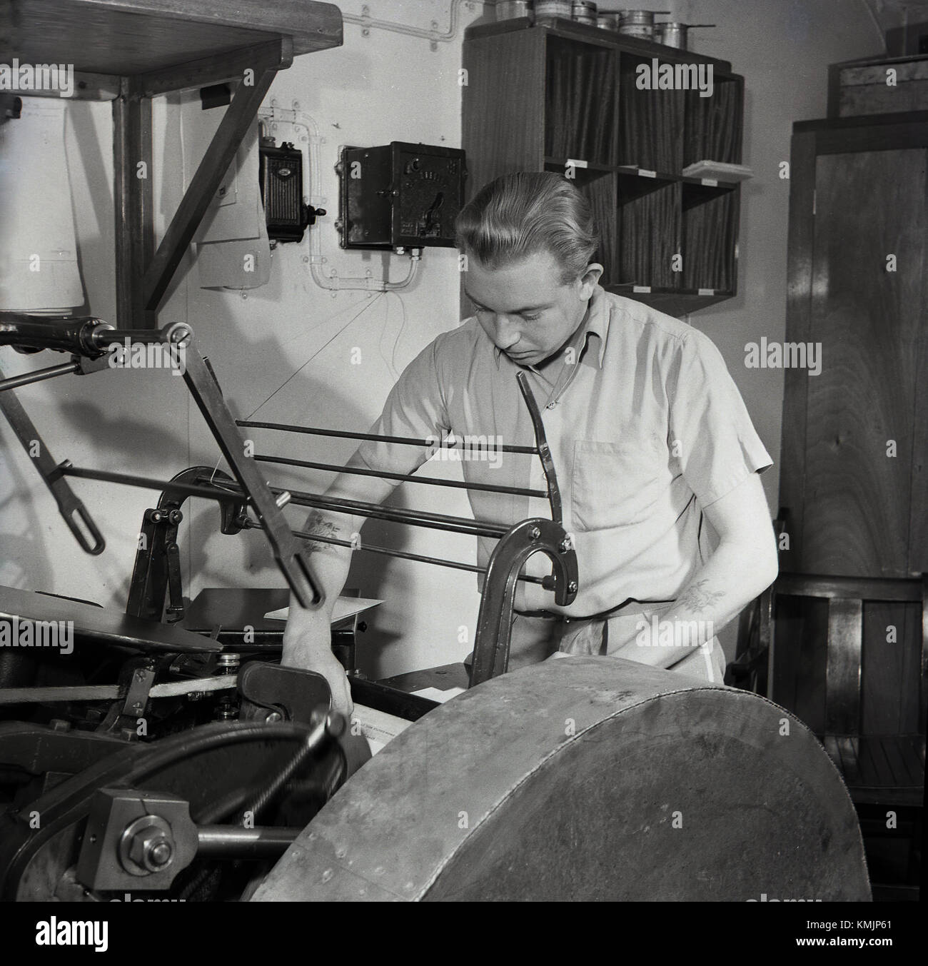 Années 1950, historiques, travaillant dans la salle d'impression sur un mailship Union-Castle. Ce mailships a été lancé à partir de la Grande-Bretagne à l'Afrique du Sud et a pris les hommes d'affaires, les voyageurs, les immigrants, le fret et le courrier à travers l'océan dans les jours avant la croisière massive et porte-conteneurs. Banque D'Images