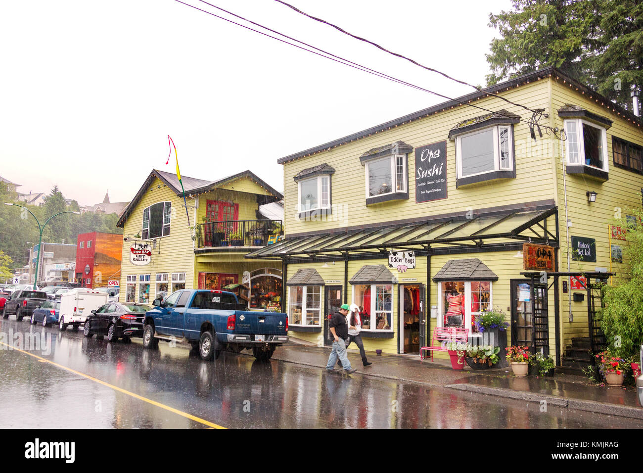 Prince Rupert, en Colombie-Britannique, Canada - août 23th, 2017 : vue de l'opa et le restaurant de sushi shop sac pis dans le Cow Bay Road dans un rainy da Banque D'Images