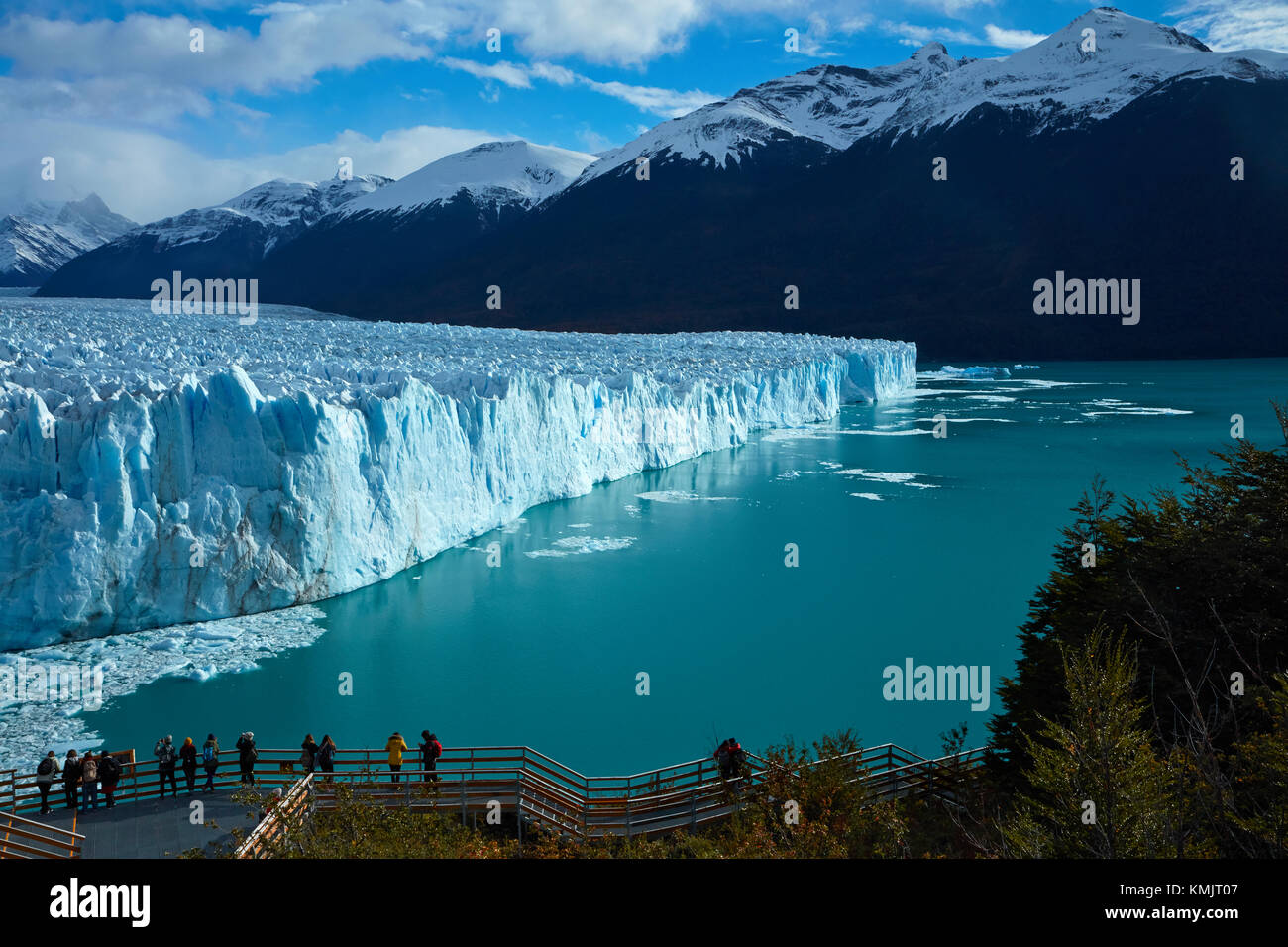 Les touristes en promenade et le glacier Perito Moreno, Parque Nacional Los Glaciares (zone du patrimoine mondial), Patagonie, Argentine, Amérique du Sud Banque D'Images