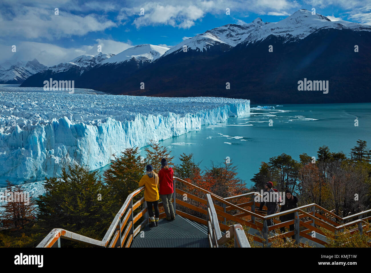 Les touristes en promenade et le glacier Perito Moreno, Parque Nacional Los Glaciares (zone du patrimoine mondial), Patagonie, Argentine, Amérique du Sud Banque D'Images