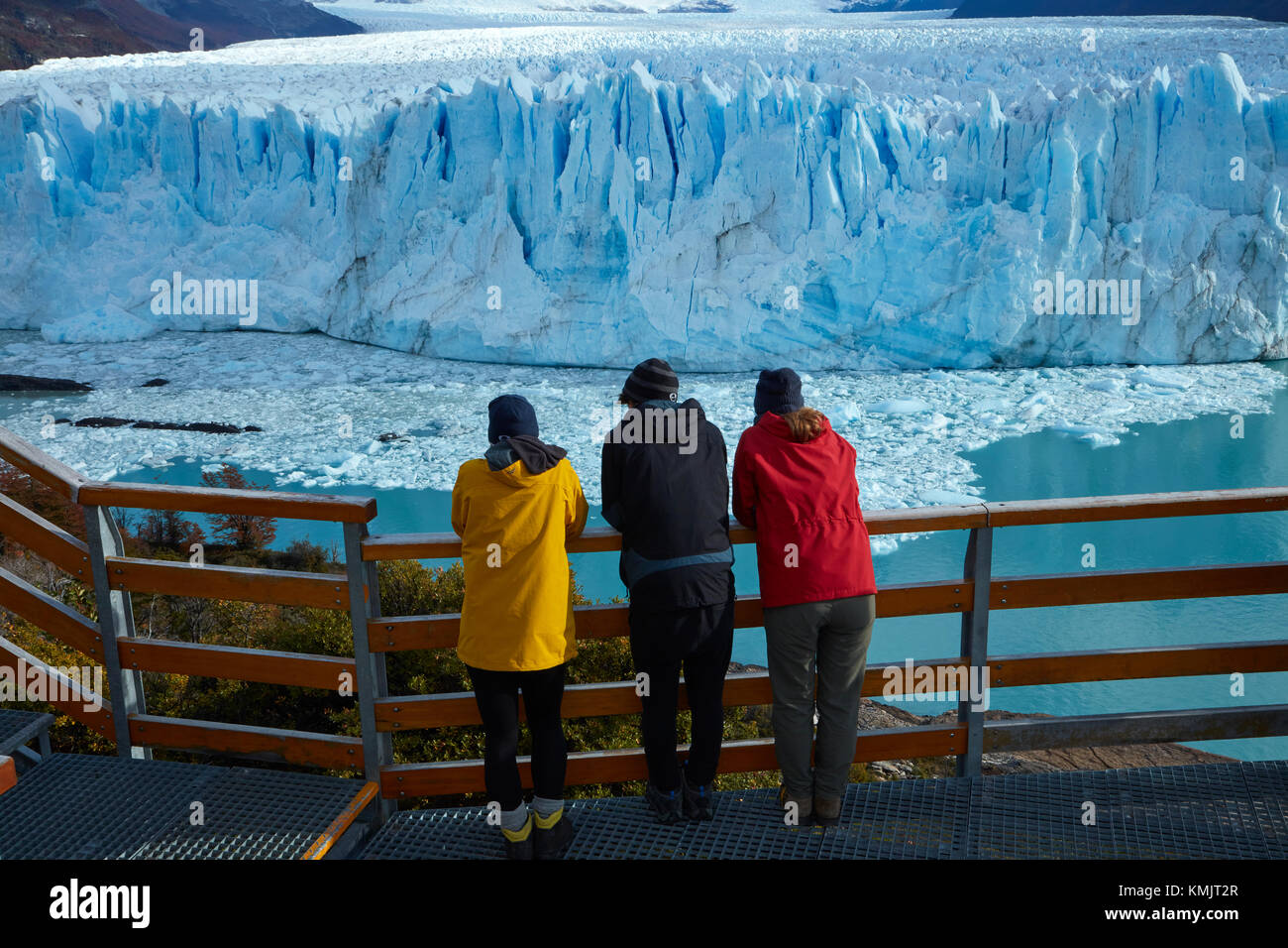 Les touristes en promenade et le glacier Perito Moreno, Parque Nacional Los Glaciares (zone du patrimoine mondial), Patagonie, Argentine, Amérique du Sud (M.) Banque D'Images