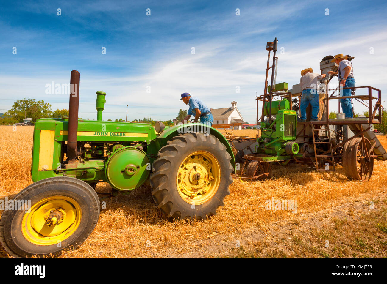 McMinnville, Oregon, USA - 13 août 2016 : les agriculteurs de montrer comment un vieux grain Harvester Works à Yamhill Comté Harvest Festival Banque D'Images