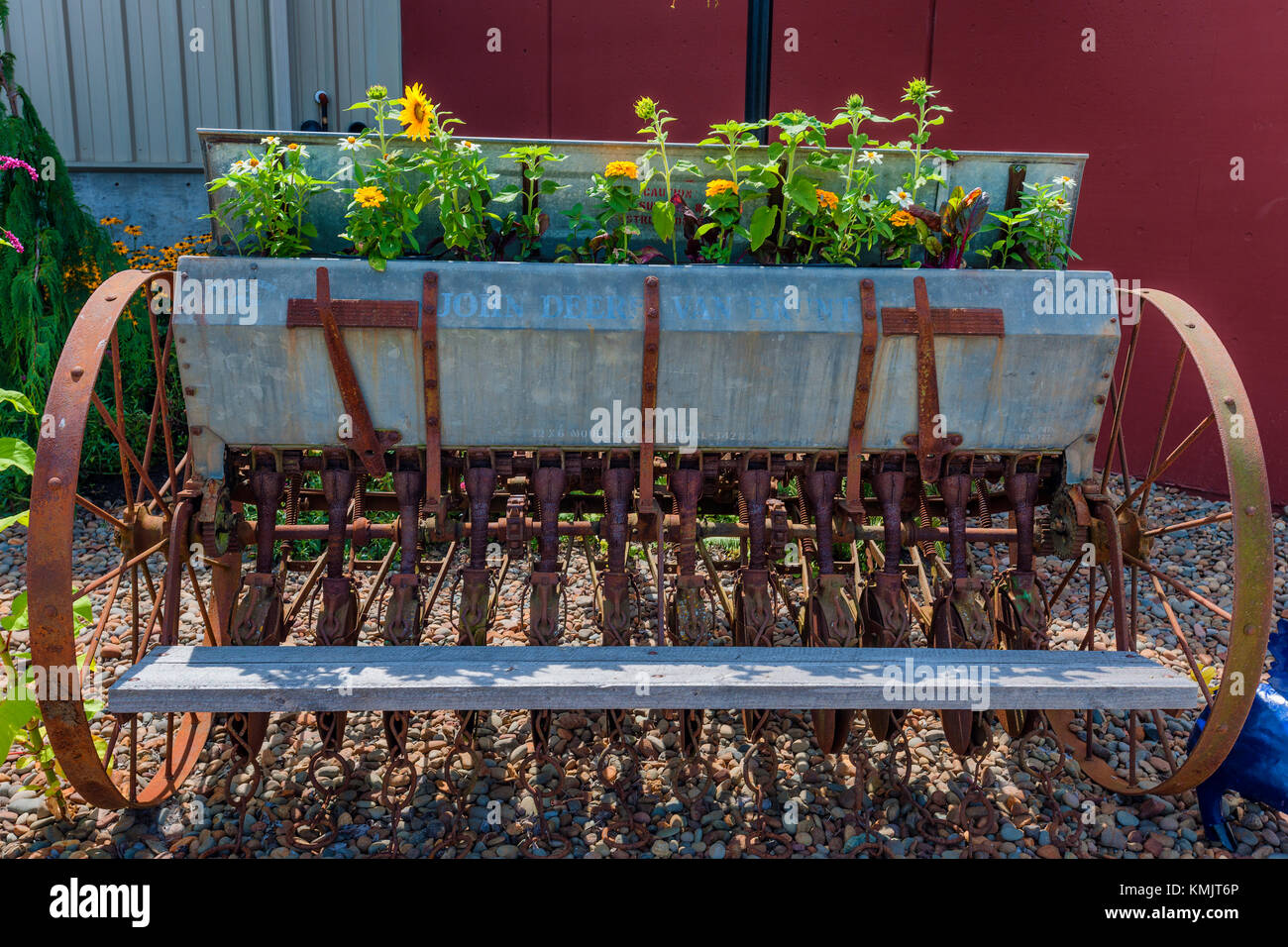 McMinnville, Oregon, USA - 13 août, 2016 tracteur John Deer Obsolètes : mettre en œuvre le semoir, maintenant utilisé comme une fleur du semoir. Banque D'Images