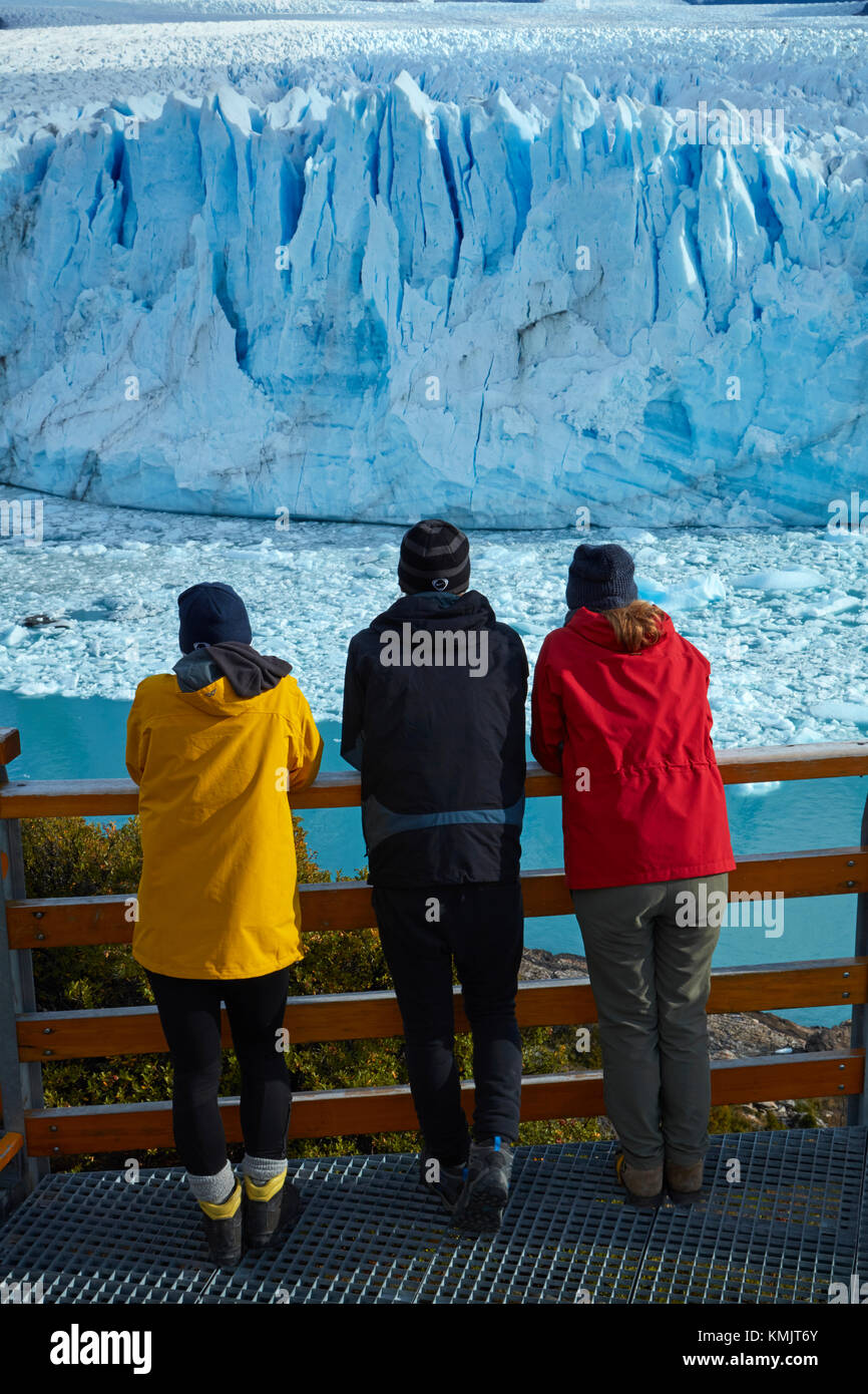 Les touristes en promenade et le glacier Perito Moreno, Parque Nacional Los Glaciares (zone du patrimoine mondial), Patagonie, Argentine, Amérique du Sud (M.) Banque D'Images