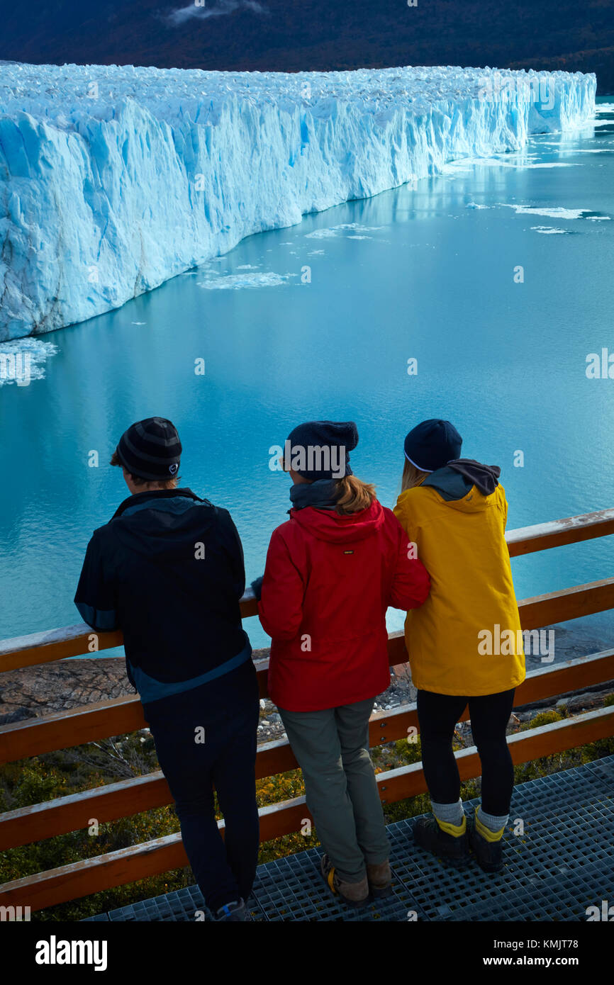 Les touristes en promenade et le glacier Perito Moreno, Parque Nacional Los Glaciares (zone du patrimoine mondial), Patagonie, Argentine, Amérique du Sud (M.) Banque D'Images