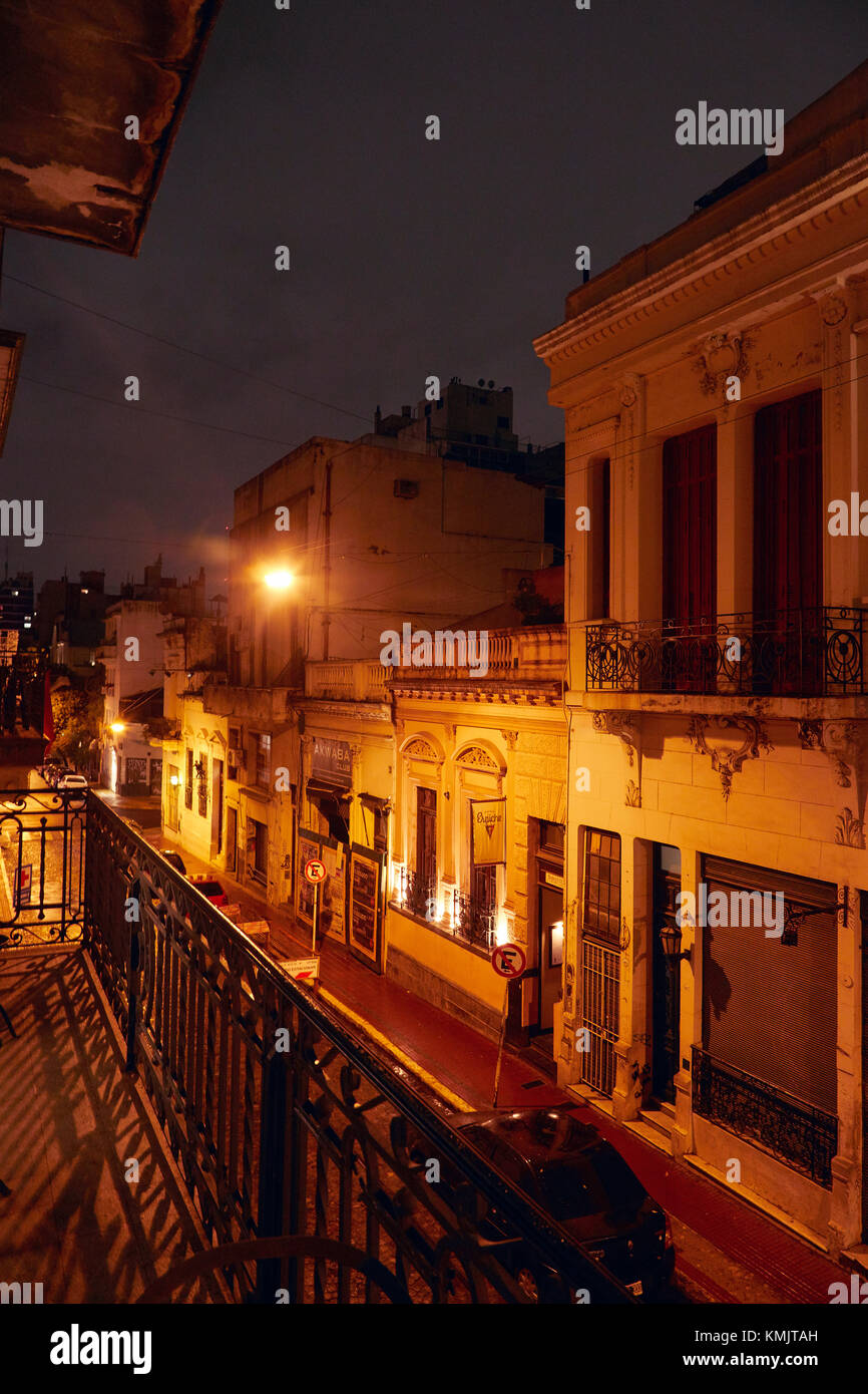 Balcon sur l'appartement historique par la plaza Dorrego, San Telmo, Buenos Aires, Argentine, Amérique du Sud Banque D'Images