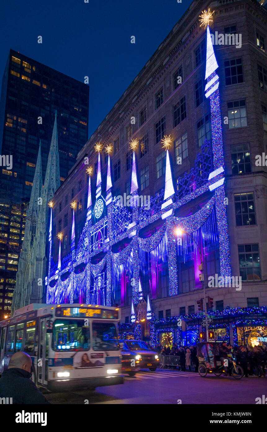 Affichage de l'éclairage sur le côté de la Cinquième Avenue bien Department Store à New York City Banque D'Images