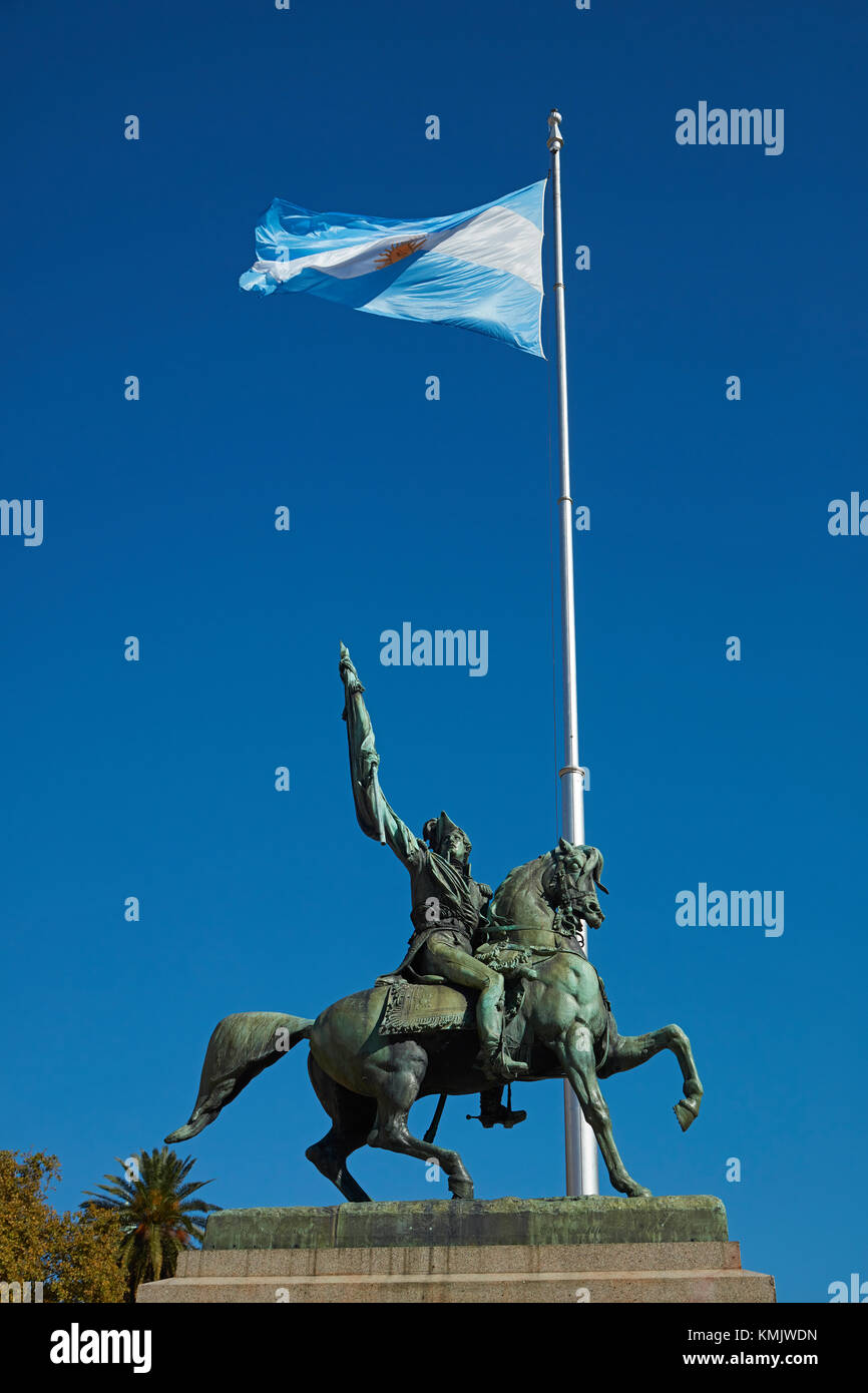 Statue du général Manuel Belgrano, et drapeau argentin, Plaza de Mayo, Buenos Aires, Argentine, Amérique du Sud Banque D'Images