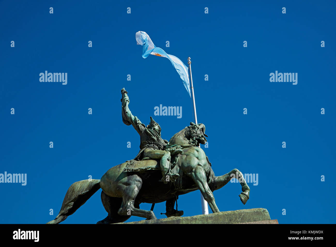 Statue du général Manuel Belgrano, et drapeau argentin, Plaza de Mayo, Buenos Aires, Argentine, Amérique du Sud Banque D'Images