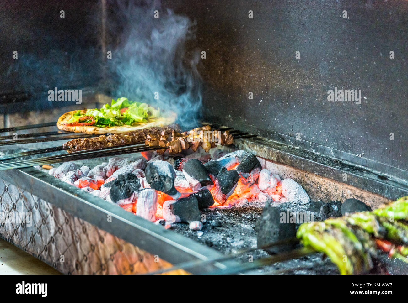 Brochettes de foie d'agneau grillé sur charbon de bois sont en barbecue et poivrons grillés sont embroché sur le côté. Banque D'Images