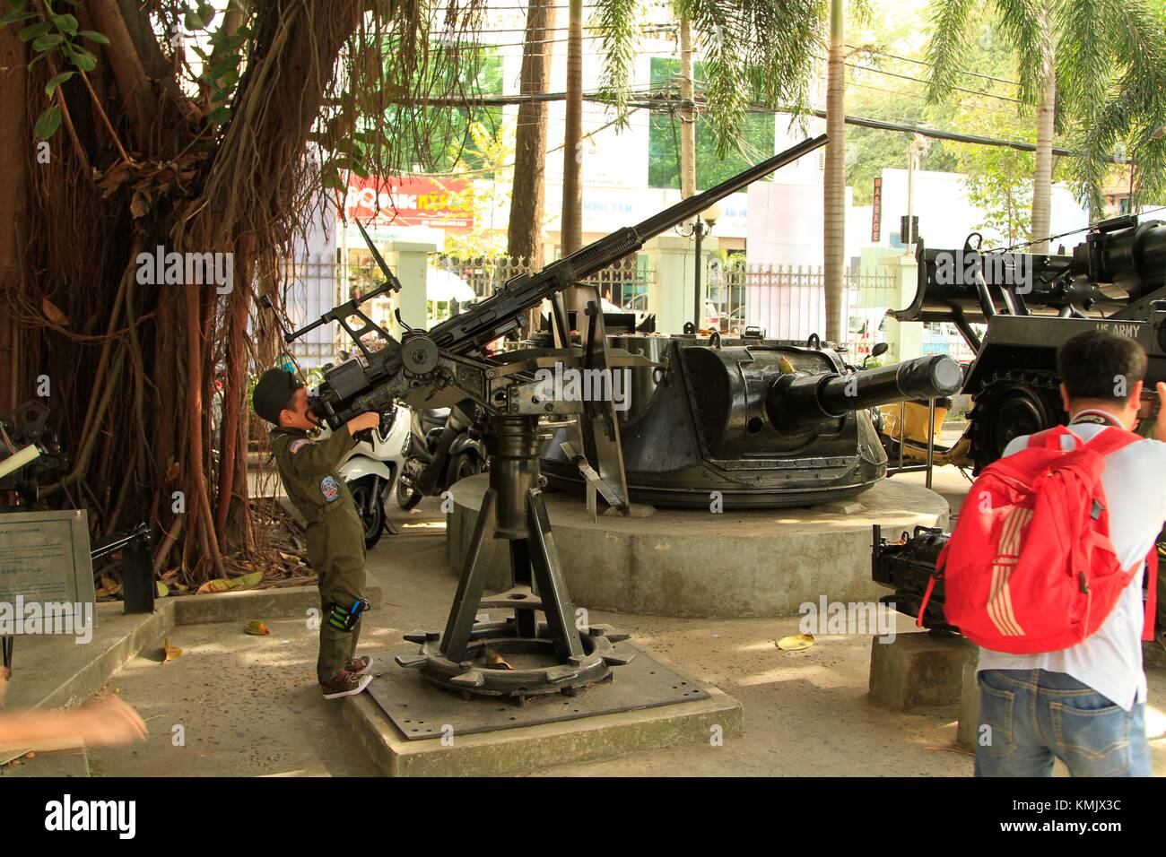 Jeune vietnamien dans la ligne de mire d'un fusil, le Musée des débris de guerre, Ho Chi Minh City, Vietnam Banque D'Images