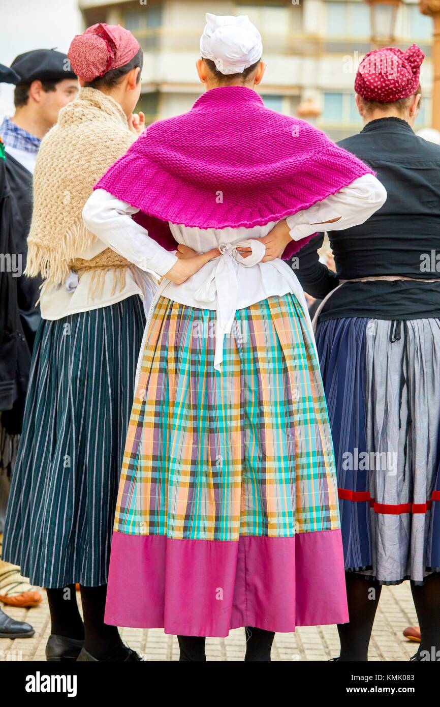 Danses et costumes régionaux Basque, Olentzero, Noël, mairie, Donostia, San  Sebastian, Gipuzkoa, Pays Basque, Espagne, Europe Photo Stock - Alamy