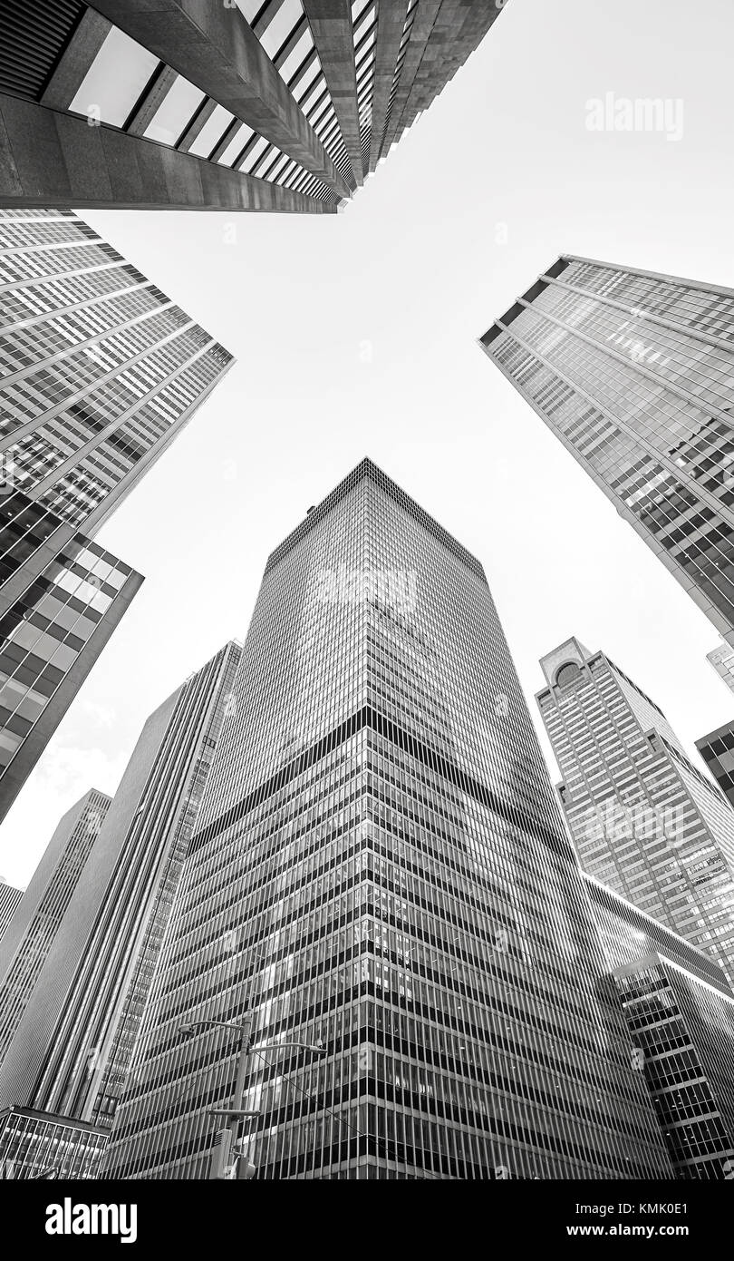 Photo noir et blanc de grattes-ciel de Manhattan, jusqu'à la perspective, new york city, USA. Banque D'Images