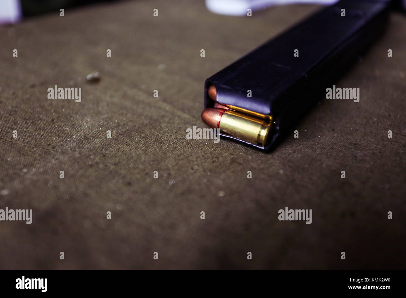 9mm avec des cartouches sur un champ de tir militaire Banque D'Images