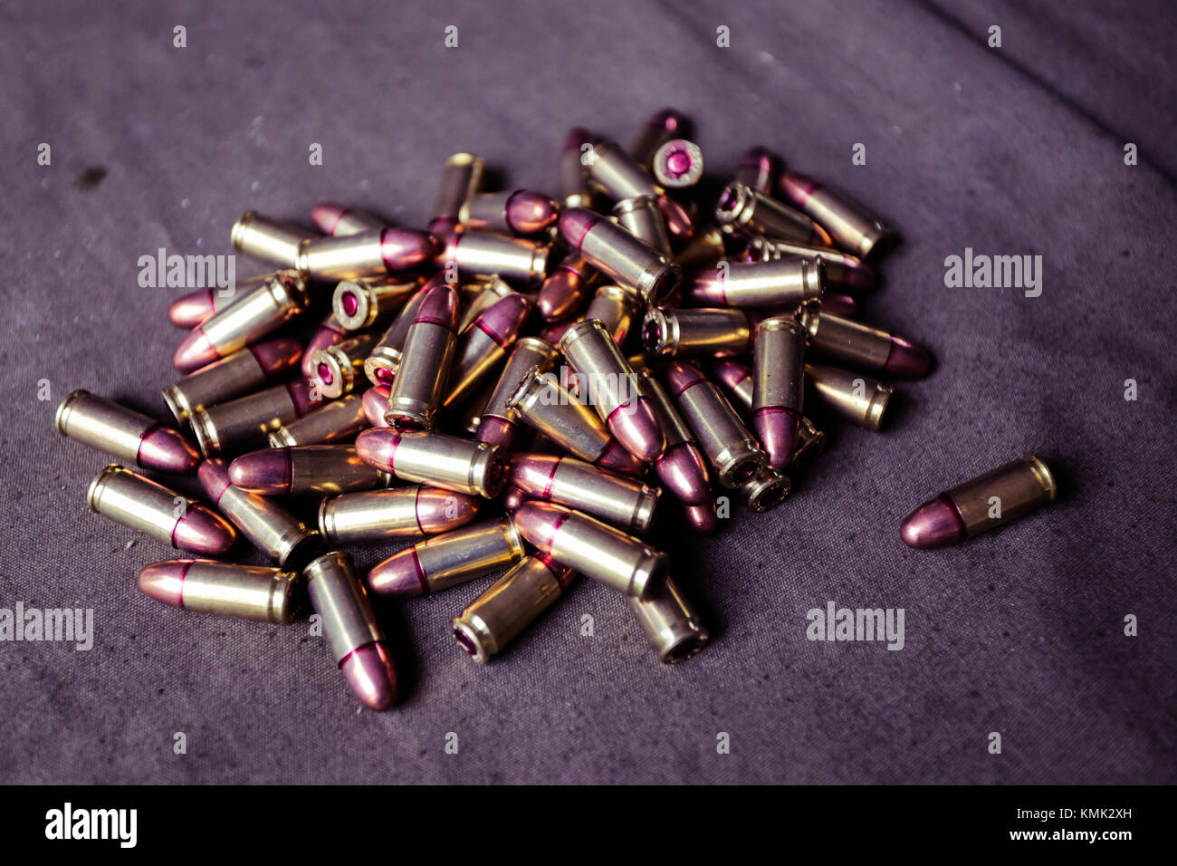 9mm avec des cartouches sur un champ de tir militaire Banque D'Images