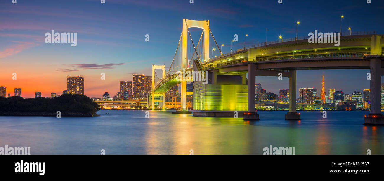 Tokyo. Image cityscape de Tokyo, Japon avec Rainbow Bridge au coucher du soleil. Banque D'Images