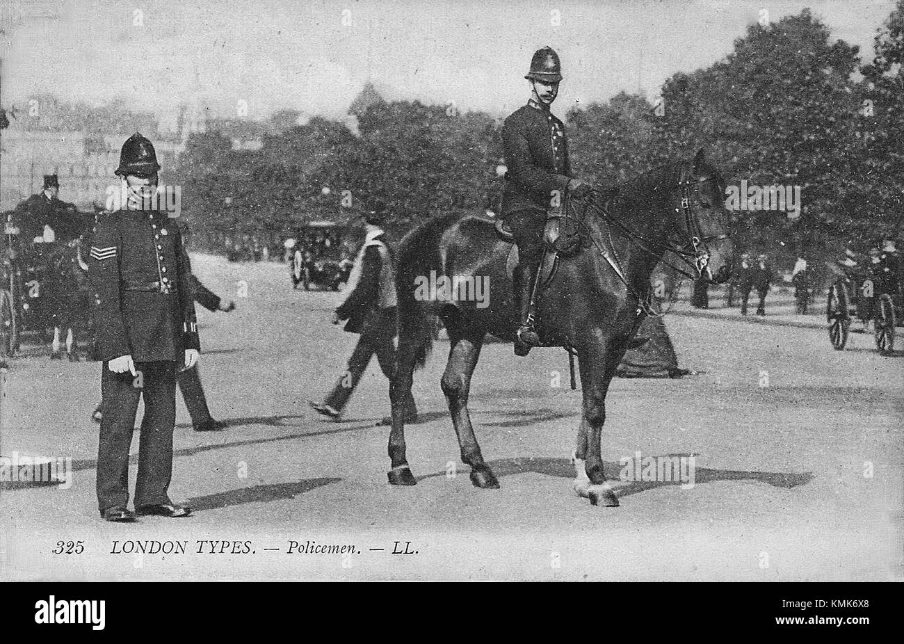 Le Mall, situé à Londres, est une route cérémonielle qui relie Buckingham Palace et Trafalgar Square. C'est un monument emblématique connu pour ses relations royales et ses grands événements tels que les processions royales. Banque D'Images