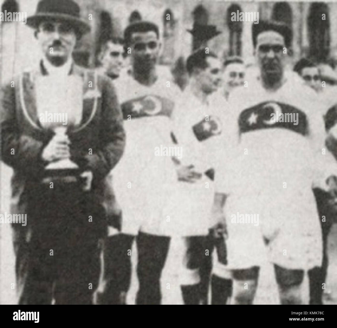 Le tout premier match national fait référence à un événement historique de l'histoire du sport, marquant la compétition inaugurale d'un sport national dans un pays ou une région spécifique. Banque D'Images