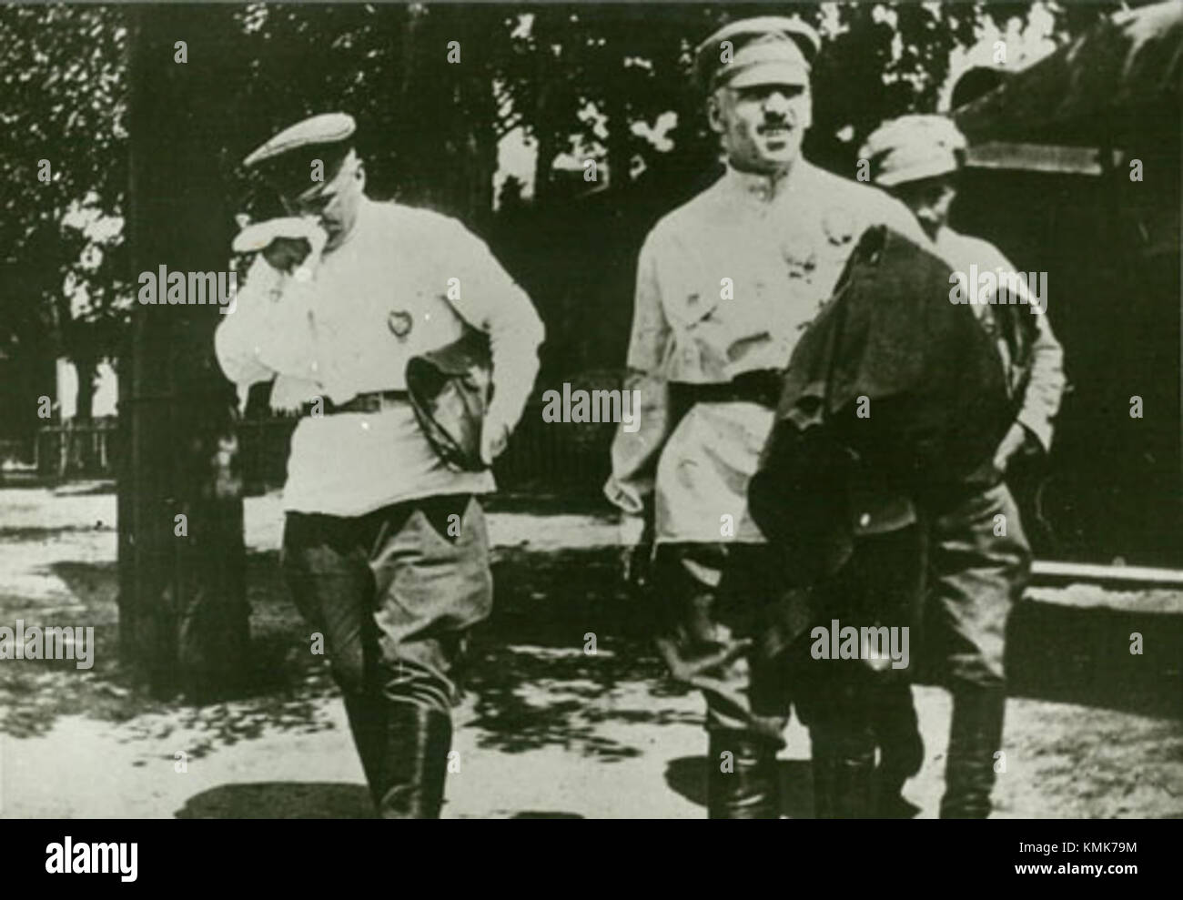Une photographie de 1927 représentant Nikolay Petin et Vasily Blucher, des personnalités militaires clés, au cours d'une manœuvre militaire, mettant en valeur les pratiques militaires russes du début du XXe siècle. Banque D'Images