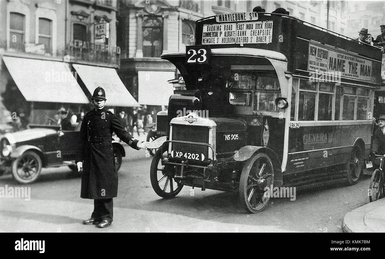 Oxford Street, située à Londres, est l'une des rues commerçantes les plus célèbres au monde. Connue pour ses grands magasins, ses magasins de détail et son importance historique, elle est un centre commercial majeur de la ville. Banque D'Images