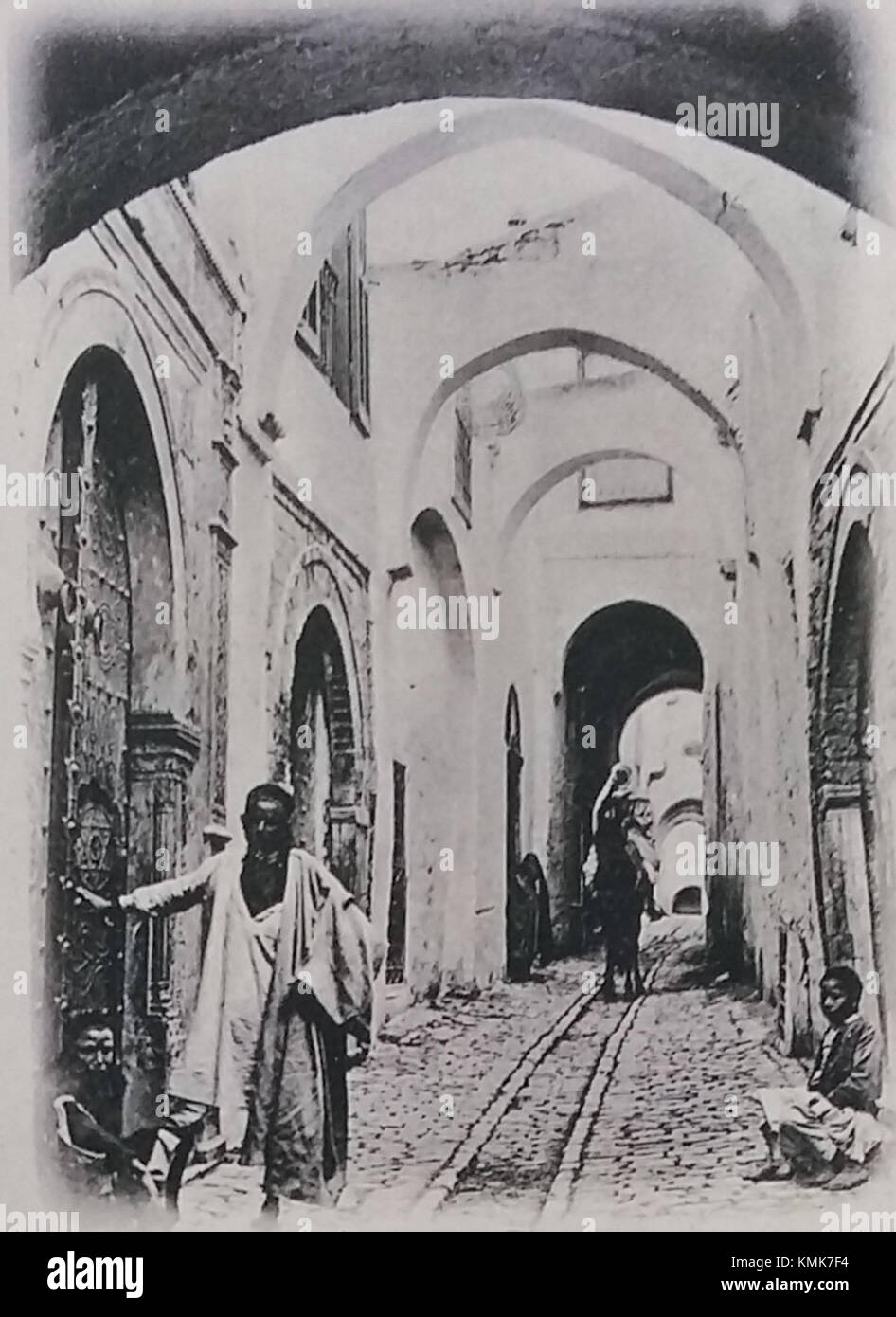 Cette image représente une tenue tunisienne traditionnelle, mettant en valeur les couleurs vives et les éléments de design uniques des vêtements nord-africains. La tenue traditionnelle tunisienne comprend souvent des motifs complexes et des accessoires culturellement importants. Banque D'Images