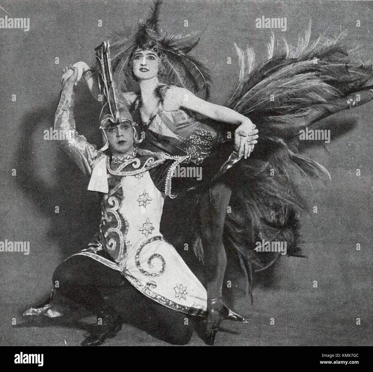 Cette image capture Sven Tropp et Elly Holmberg se produisant sur scène en 1927, mettant en valeur le style théâtral et la culture du divertissement de l'époque. Banque D'Images