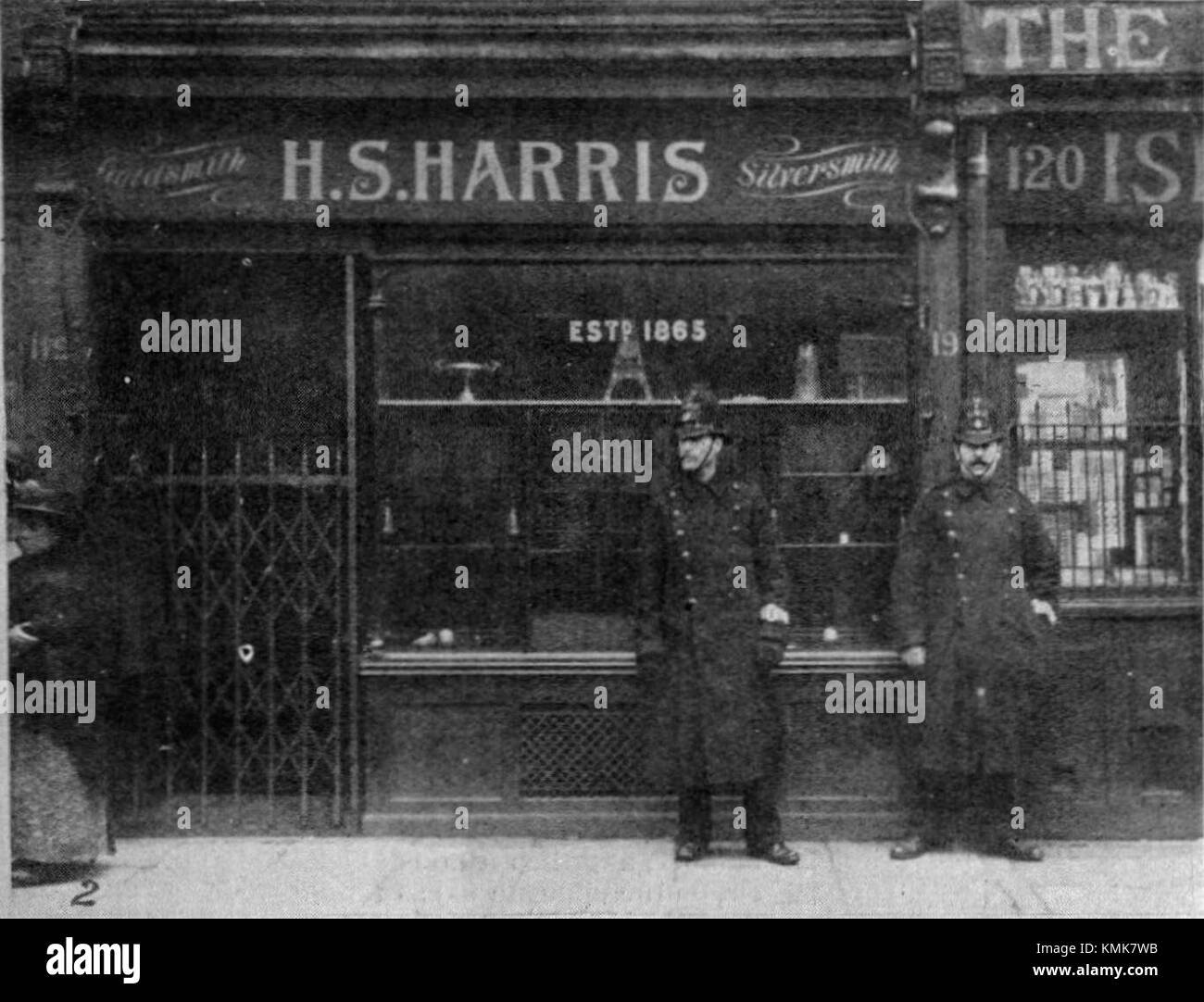 Le vol Houndsditch de 1910 à Londres a été un événement criminel notoire marqué par un vol violent qui a conduit à plusieurs morts. La scène montre les conséquences du crime, qui a eu un impact significatif sur l'application de la loi et la sécurité publique dans la région. Banque D'Images
