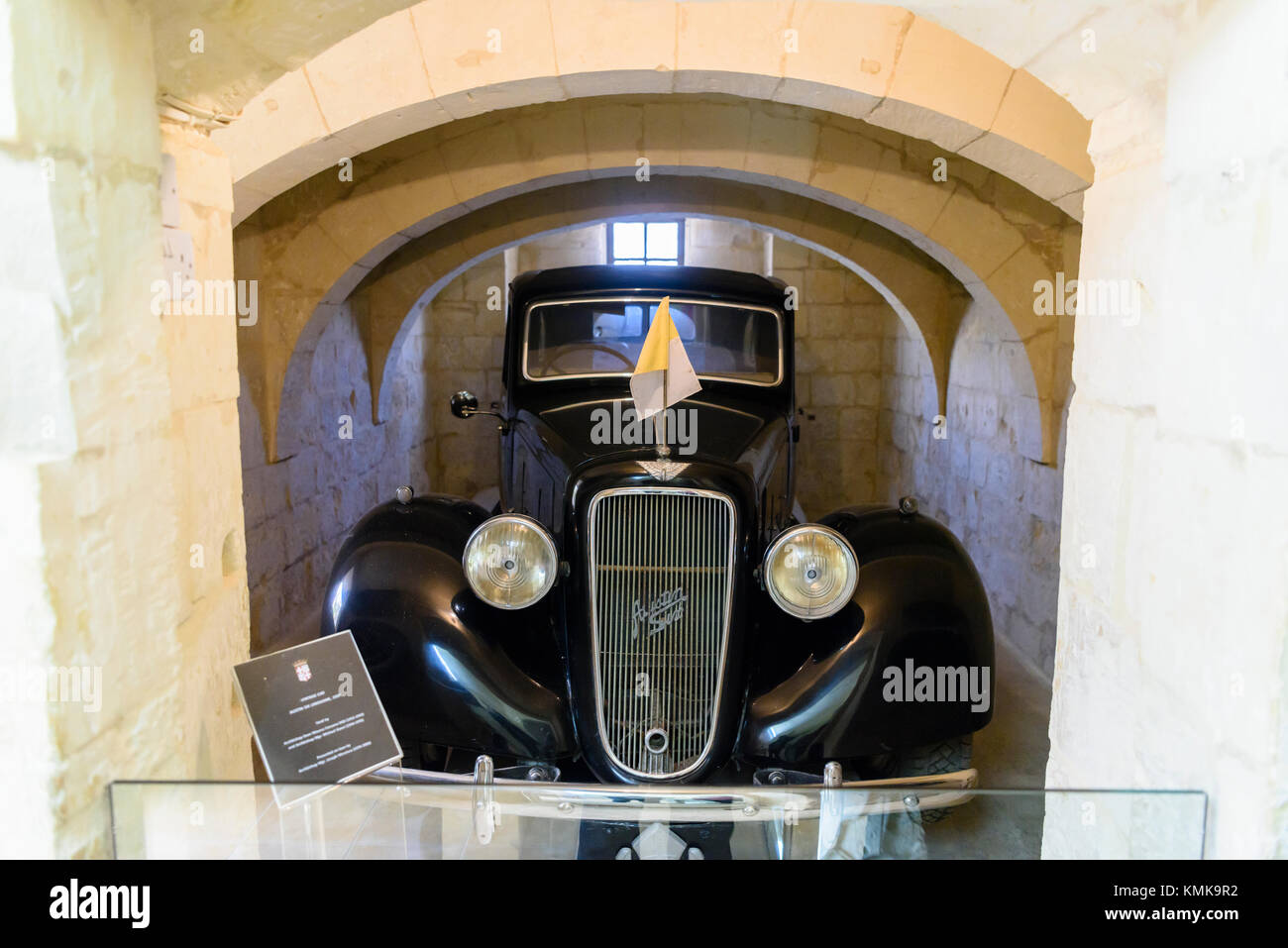 Grand Austin Six limousine dans une petite chambre en brique. C'est un secret comment ils ont obtenu le véhicule par la porte et dans la salle. Banque D'Images