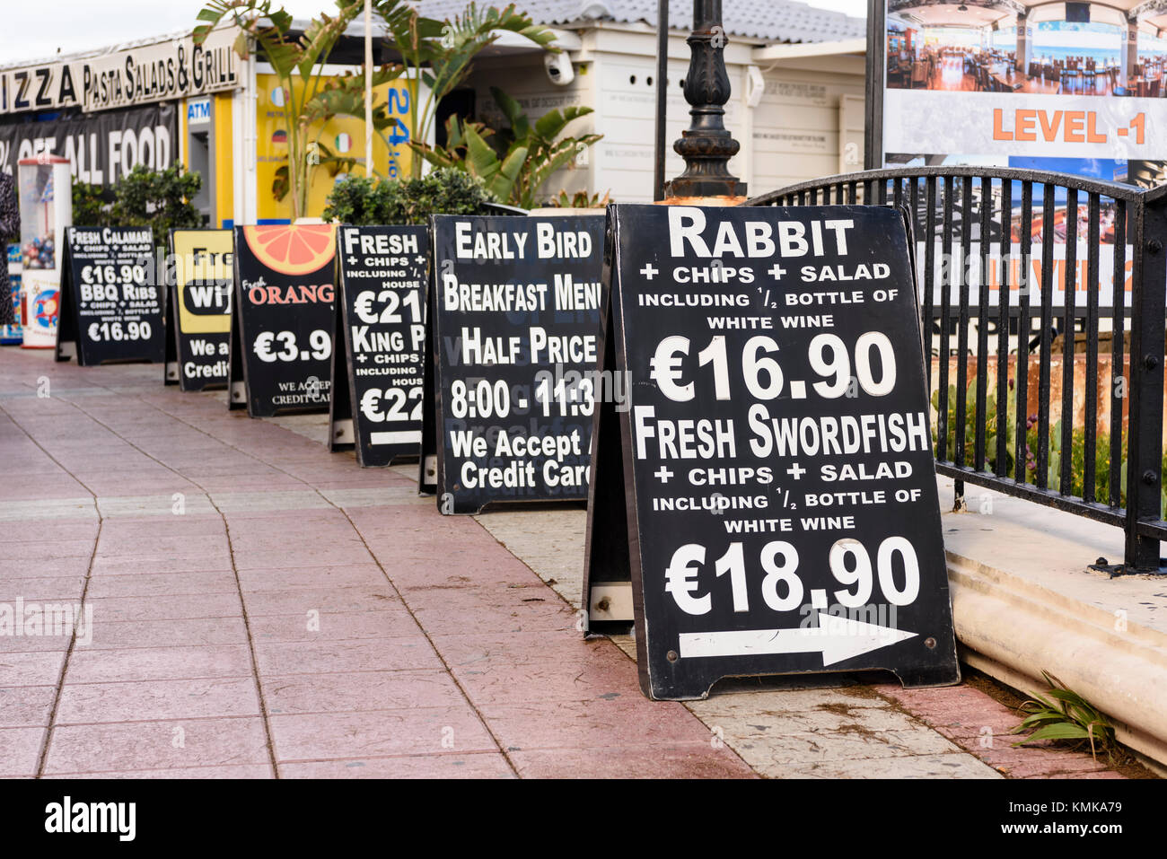 Un-cartes de l'alimentation, y compris la publicité et de l'espadon à l'extérieur un lapin restaurant à Malte. Banque D'Images