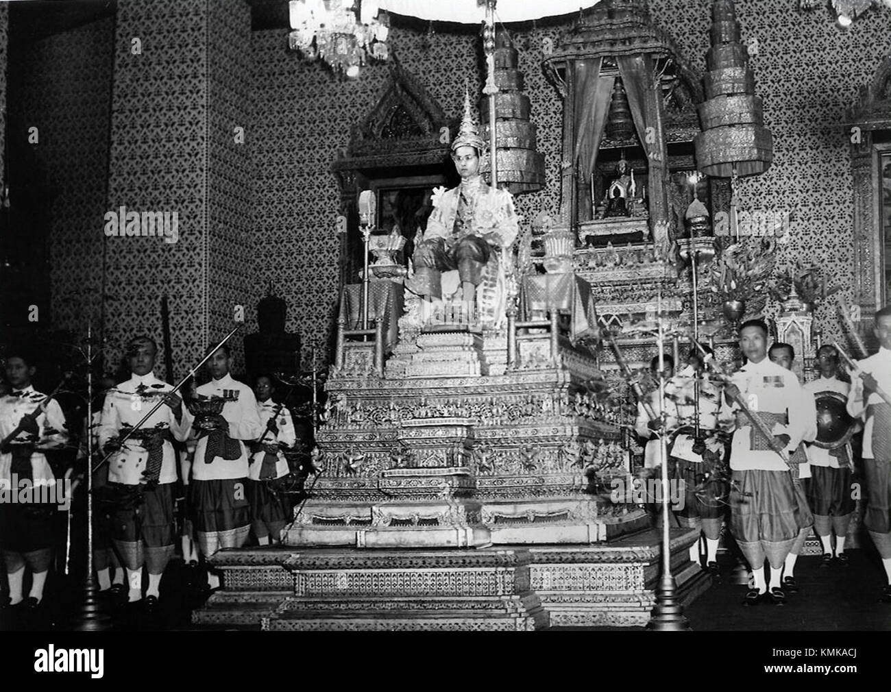 L'audience du couronnement à la salle Amarin Winichai du roi Rama IX marque un événement important dans l'histoire thaïlandaise, célébrant l'ascension officielle du roi Bhumibol Adulyadej en 1950. L'Amarin Winichai est l'une des salles royales du Grand Palais de Bangkok, symbole de la monarchie et du patrimoine culturel thaïlandais. Banque D'Images