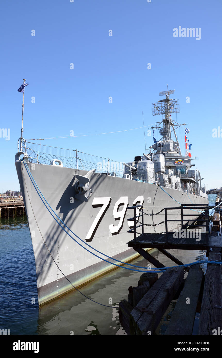USS Cassin Young, Fletcher class destroyer, visitor centre, Charlestown Navy Yard, Boston, Massachusetts, United States Banque D'Images