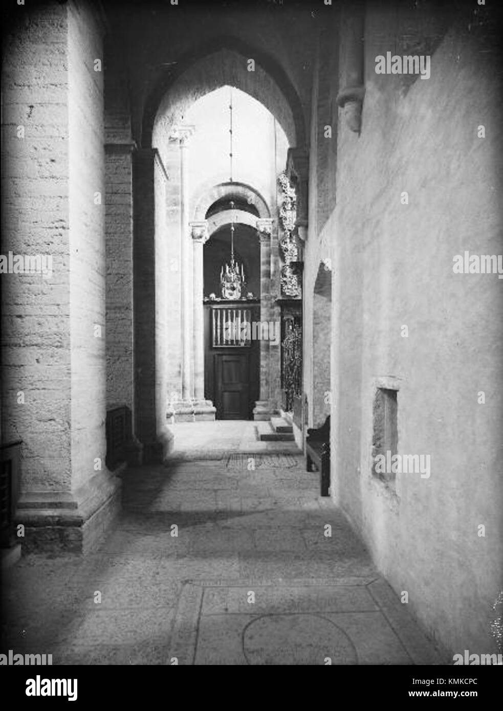 L'abbaye de Varnhem (Varnhems klosterkyrka) en Suède est réputée pour sa valeur historique et architecturale. L'église a joué un rôle important dans la vie religieuse suédoise et reste un important point de repère culturel. Banque D'Images