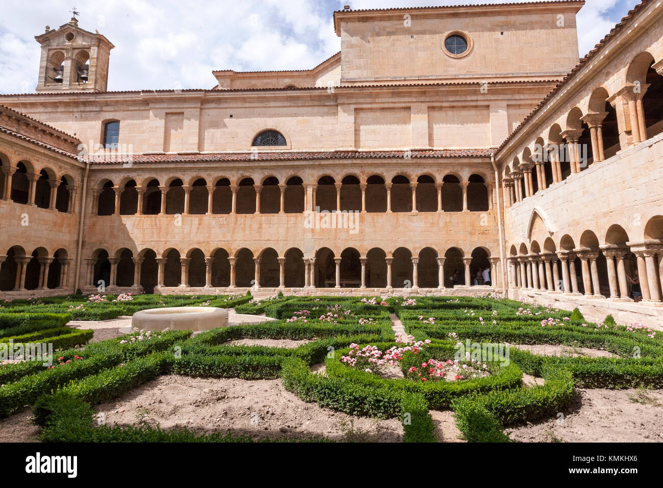 Cloître de l'abbaye de Santo Domingo de Silos, monastère bénédictin oeuvre d'art roman, province de Burgos, Espagne Banque D'Images