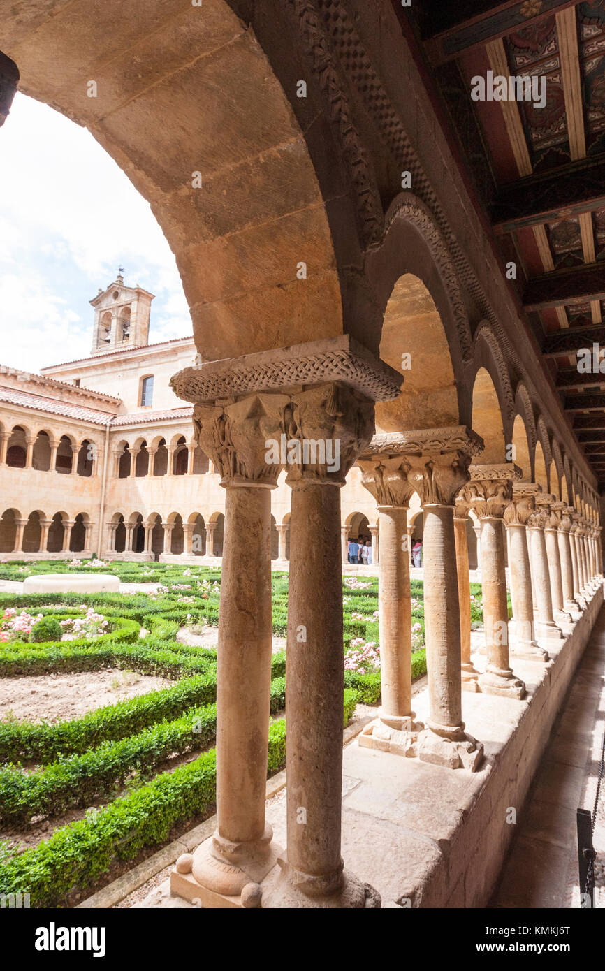 Cloître de l'abbaye de Santo Domingo de Silos, monastère bénédictin oeuvre d'art roman, province de Burgos, Espagne Banque D'Images