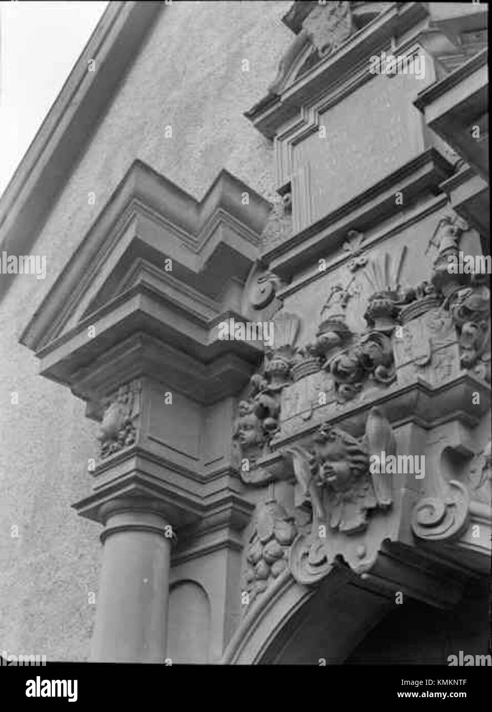 Vadsbro kyrka est une église située en Suède, connue pour son architecture historique et son importance religieuse. C'est un élément clé de la communauté locale et sert de point de repère dans la région. Banque D'Images