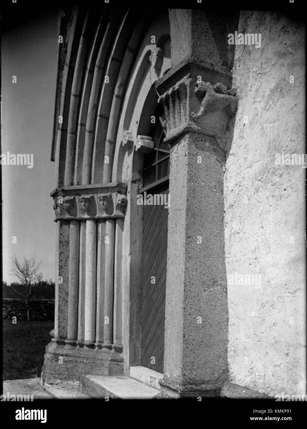 L'église de Tofta, située à Gotland, en Suède, présente des fonts baptismaux du XIIe siècle, un retable d'autel du XIVe siècle, des peintures murales médiévales et une coiffe postale du XIIIe siècle découverte dans la tour. Banque D'Images