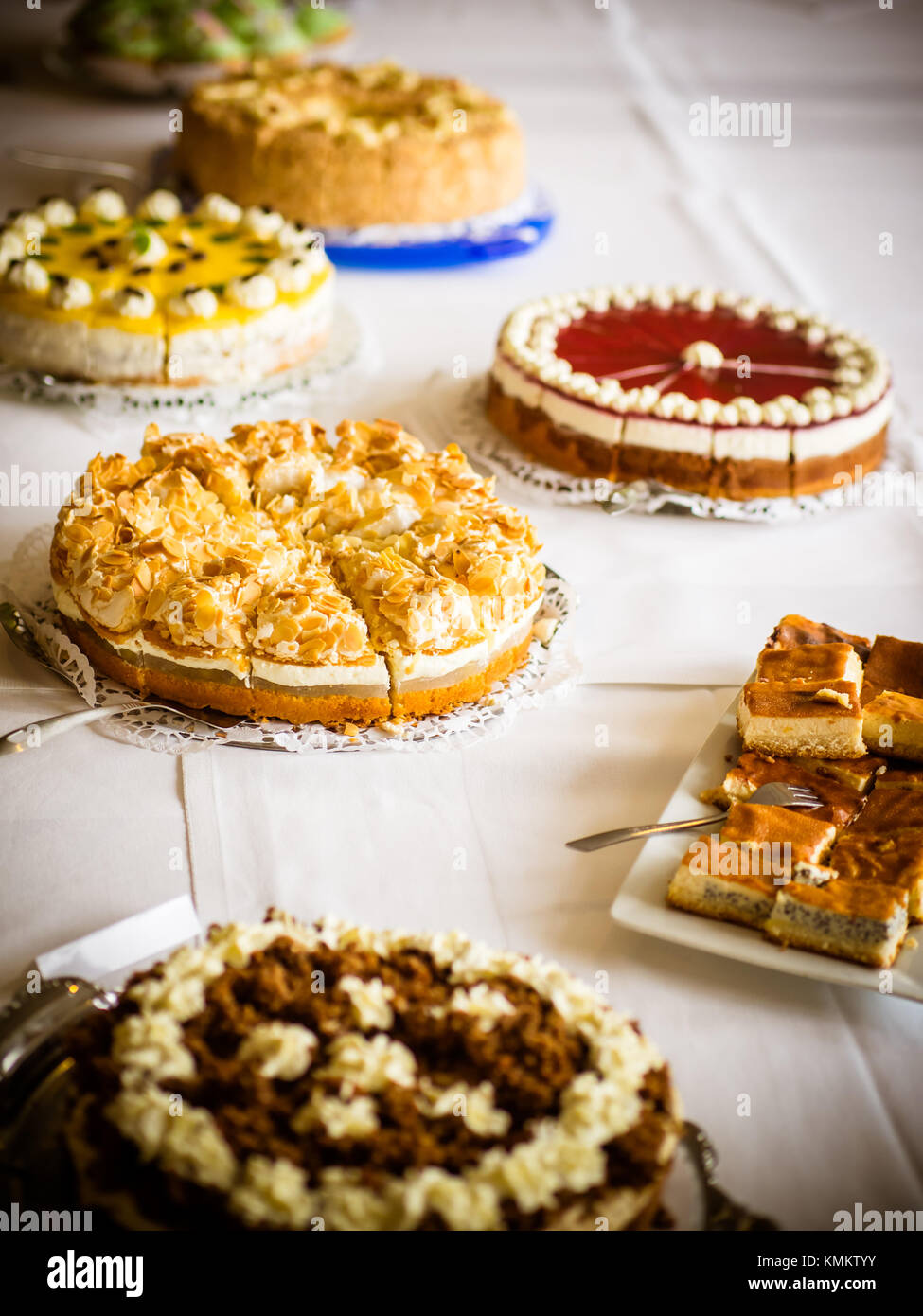 Table avec des gâteaux, tartes, gâteaux, biscuits, tartes et cakepops Banque D'Images